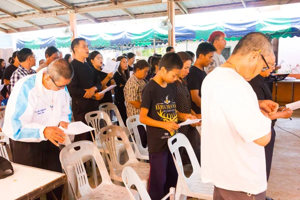 CHIANG RAI, TAILANDIA - 19 DE ABRIL: personas asiáticas no identificadas que participan en un funeral cristiano tradicional tailandés el 19 de abril de 2017 en Chiang rai, Tailandia . — Foto de Stock