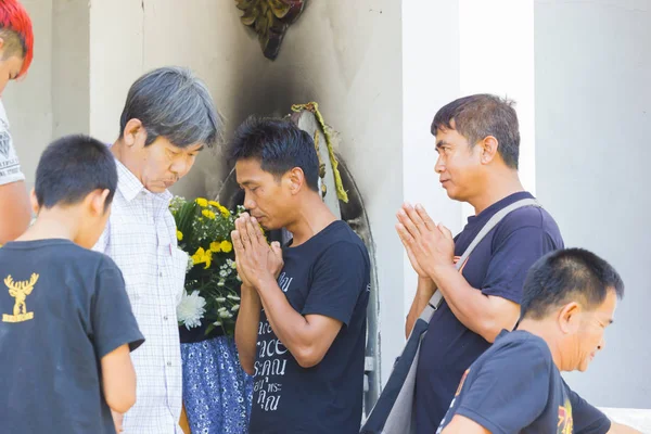 CHIANG RAI, TAILANDIA - 19 DE ABRIL: familia asiática no identificada de hombre muerto gracias a la gente que vino al funeral el 19 de abril de 2017 en Chiang rai, Tailandia . — Foto de Stock