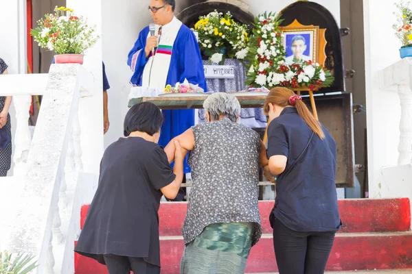 CHIANG RAI, THAILAND - ABRIL 19: mulher velha asiática não identificada com seus ajudantes acordando os passos no funeral cristão tradicional tailandês em 19 de abril de 2017 em Chiang rai, Tailândia . — Fotografia de Stock