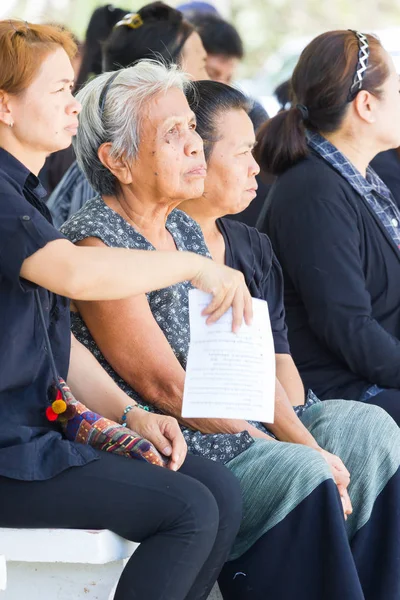 Chiang Rai, Tayland - 19 Nisan: kimliği belirsiz Asyalı insanlar katılan Tay geleneksel Hıristiyan cenaze töreninde mezarlık üzerinde 19 Nisan 2017 yılında Chiang rai, Tayland. — Stok fotoğraf