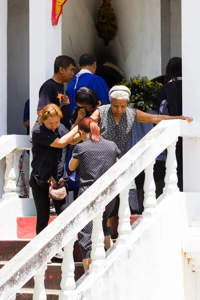 CHIANG RAI, THAILAND - ABRIL 19: mulher idosa asiática não identificada andando pelos degraus no funeral cristão tradicional tailandês em 19 de abril de 2017 em Chiang rai, Tailândia . — Fotografia de Stock