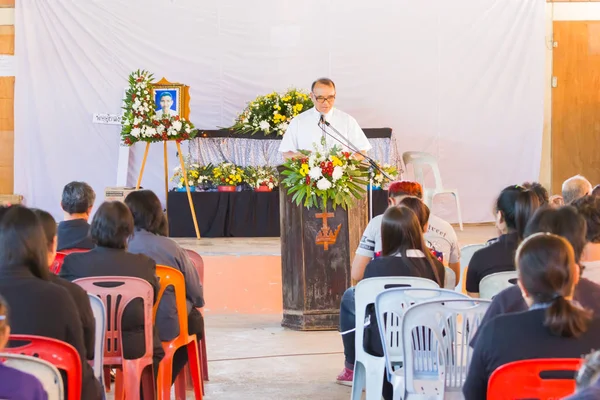 CHIANG RAI, TAILANDIA - 19 DE ABRIL: pastor asiático no identificado predicando frente a la gente en un funeral cristiano el 19 de abril de 2017 en Chiang rai, Tailandia . — Foto de Stock