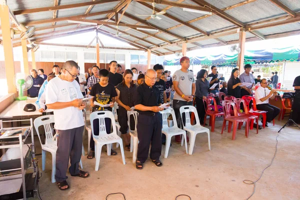 Chiang Rai, Tayland - 19 Nisan: kimliği belirsiz Asyalı insanlar katılan Tay geleneksel Hıristiyan cenaze üzerinde 19 Nisan 2017 yılında Chiang rai, Tayland. — Stok fotoğraf