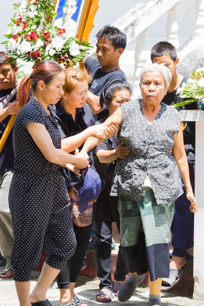 CHIANG RAI, TAILANDIA - 19 DE ABRIL: anciana asiática no identificada participando en un funeral tradicional cristiano tailandés el 19 de abril de 2017 en Chiang rai, Tailandia . — Foto de Stock