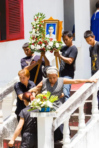 CHIANG RAI, THAILAND - ABRIL 19: mulher idosa asiática não identificada andando pelos degraus no funeral cristão tradicional tailandês em 19 de abril de 2017 em Chiang rai, Tailândia . — Fotografia de Stock