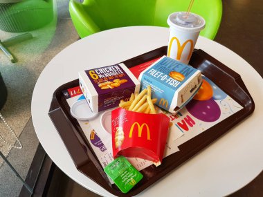 Chiang Rai, Tayland - 1 Mart: Burger, patates kızartması, meşrubat ve nuggets Mcdonald's restoranda masada 1 Mart 2017 üzerinde Chiang rai, Tayland balık