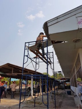 Chiang Rai, Tayland - 29 Mart: onarımı veya Tay Protestan Kilisesi Çatı Chiang rai, Tayland 29 Mart 2017 üzerinde değişen tanımlanamayan işçi.