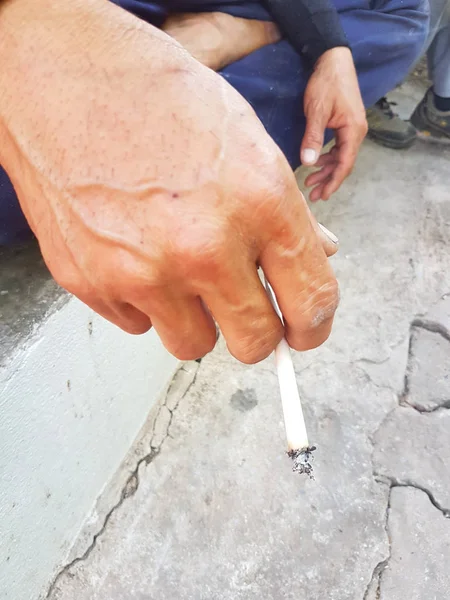 Close-up mão do homem tailandês segurando queima de cigarro tradicional na mão — Fotografia de Stock