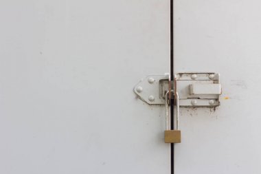 Altın kilit ile closeup kirli gri metal kapı, soldaki boşaltmak