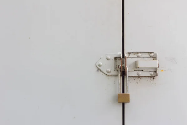 Primer plano sucia puerta de metal gris con cerradura dorada, espacio de copia a la izquierda — Foto de Stock