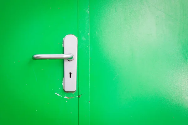 Türgriff aus Metall an grüner Stahltür, mit Schlüsselloch, Kopierraum — Stockfoto