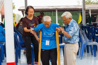 Chiang Rai, Tayland - 20 Şubat: cüzzam Asya yaşlı adam 20 Şubat 2016 üzerinde Chiang rai, Tayland yardım kimliği belirsiz iki.