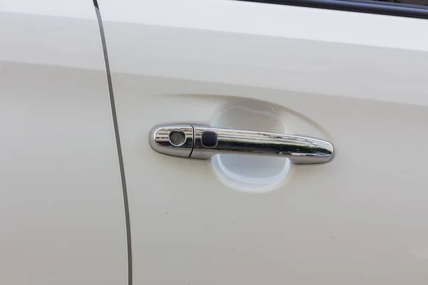 Close-up porta do carro cinza com alça metálica e um buraco de chave, foto horizontal — Fotografia de Stock