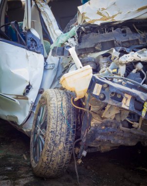 Bir sabit kazasında beyaz bir araba ayrıntılarını. Emniyet konsepti