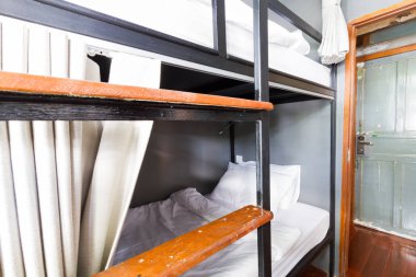 yakın çekim ranza beyaz yastık ve battaniye hosteli, Bangkok, Tayland