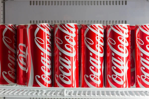 Chiang Rai, Thailand - 4 April: aluminium blikjes van rode Coca-Cola in koelkast op 4 April, 2015 in Chiang rai, Thailand. — Stockfoto