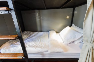 yakın çekim ranza yatak ile beyaz yastık ve ışık hosteli, Bangkok, Tayland