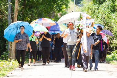 Chiang Rai, Tayland - 19 Nisan: Protestan Hıristiyan kimliği belirsiz Asyalı insanlar mezarlığa 19 Nisan 2017 üzerinde yürüme Chiang rai, Tayland.