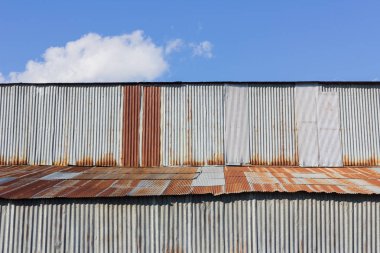 paslı galvanizli demirden yapılmış eski bina