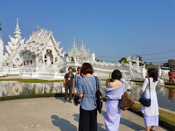 Chiang Rai, Thajsko - březen 1: Neznámý turisty při chrámu Wat Rong Khun fotografii nebo selfie na 1. března 2017 v Chiang rai, Thajsko — Stock fotografie