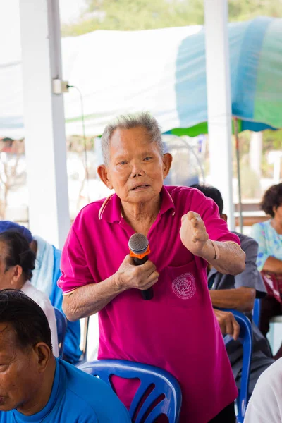 CHIANG RAI, TAILANDIA - 20 DE FEBRERO: un hombre no identificado que sufre de lepra con camisa rosa habla en el campamento cristiano el 20 de febrero de 2016 en Chiang rai, Tailandia . — Foto de Stock