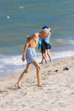 : Phetchaburi, Thailand - 7 Nisan: kimliği belirsiz Asyalı 7 Nisan 2017 yılında: Phetchaburi, Thailand kum sahilde yürürken ihtiyar.