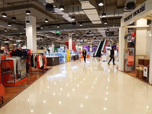 CHIANG RAI, THAILAND - FEBRUARY 2 : Department store interior view with aisle at Central Plaza on February 2, 2017 in Chiang rai, Thailand. — Stok Foto