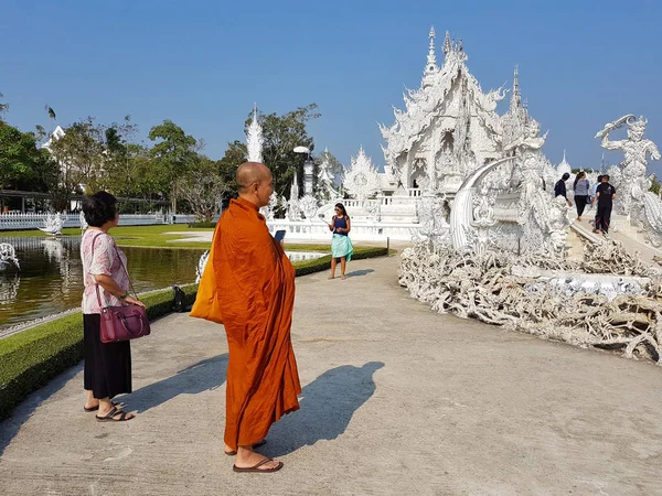 CHIANG RAI, TAILANDIA - 1 DE MARZO: Visita de monjes no identificados al templo de Wat Rong Khun el 1 de marzo de 2017 en Chiang rai, Tailandia — Foto de Stock