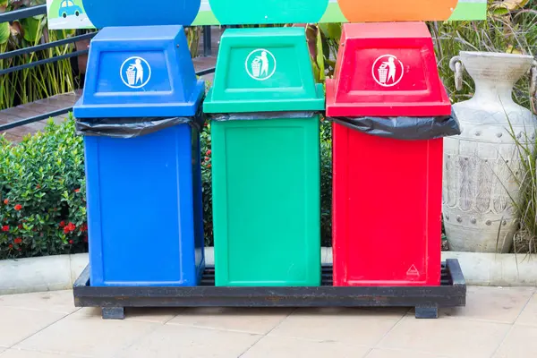 CHIANG RAI, TAILANDIA - 20 DE FEBRERO: tres contenedores de reciclaje para diferentes tipos de basura el 20 de febrero de 2016 en Chiang rai, Tailandia . —  Fotos de Stock