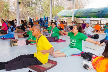 Chiang Rai, Tayland - 20 Şubat: Chiang rai, Tayland 20 Şubat 2016 üzerinde dans etkinlik egzersiz kimliği belirsiz insanlar katılmak.