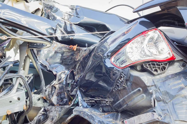 Details eines schwarzen Autos bei einem schweren Unfall. Sicherheitskonzept — Stockfoto