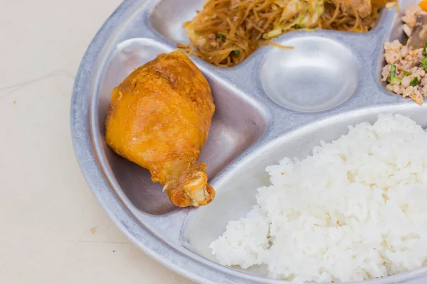 Closeup stainless tray dengan ayam goreng, kedalaman dangkal dari fiel — Stok Foto