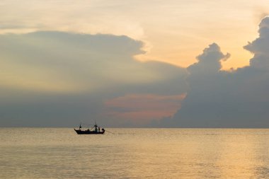 siluet balıkçı teknesi ile Tayland bulutlu gökyüzü ve deniz üzerinde güzel gün batımı