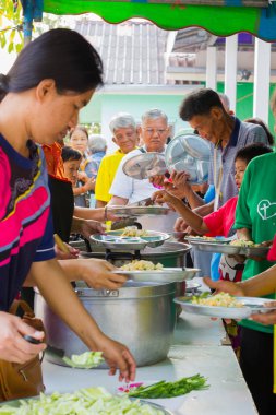 Chiang Rai, Tayland - 19 Şubat: kimliği belirsiz Asyalı insanlar yemek yiyecek bir çadır altında 19 Şubat 2016 üzerinde Chiang rai, Tayland.