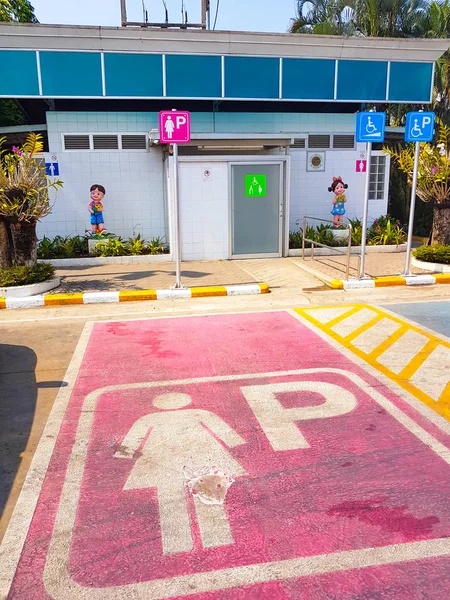 CHIANG RAI, TAILANDIA - 8 DE MAYO: Señal de estacionamiento para damas con estacionamiento en la gasolinera el 8 de mayo de 2017 en Chiang rai, Tailandia . —  Fotos de Stock