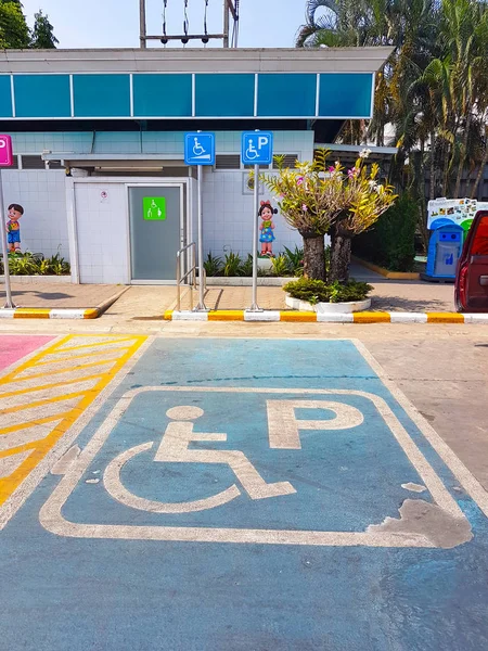 CHIANG RAI, TAILANDIA - 8 DE MAYO: señal para discapacitados con estacionamiento en la gasolinera el 8 de mayo de 2017 en Chiang rai, Tailandia . —  Fotos de Stock