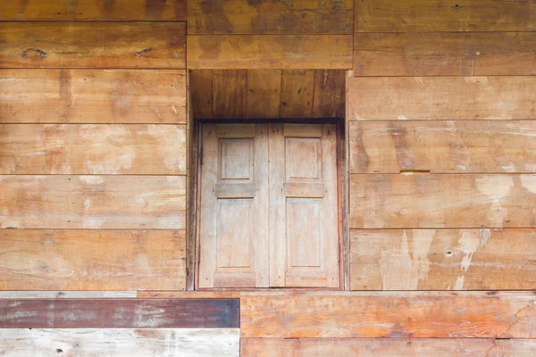 Textura de madera de fondo de la pared de la casa en asia con ventana vintage en el centro — Foto de Stock