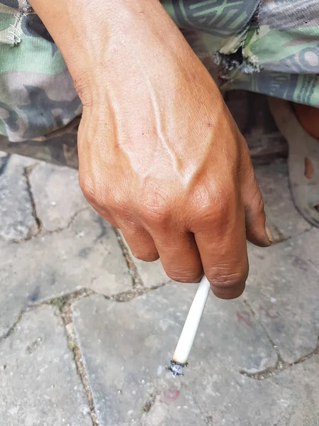 クローズ アップ男性右手手に伝統的なタバコを燃焼を保持 — ストック写真