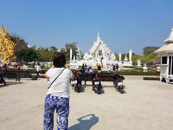 Chiang Rai, Thailand - 1 maart: Unidentified toeristische nemen foto of selfie Wat Rong Khun Tempel op 1 maart 2017 in Chiang rai, Thailand — Stockfoto
