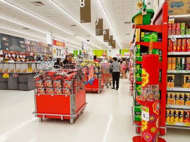 Chiang Rai, Tayland - 16 Mayıs: Chiang rai, Tayland 16 Mayıs 2017 üzerinde süpermarket yürüyüş tanımlanamayan müşteriler.