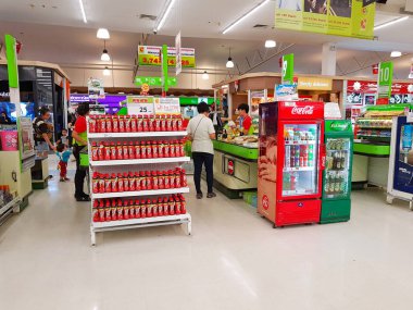 Chiang Rai, Tayland - 16 Mayıs: tanımlanamayan müşteriler önünde duran süpermarket bölümünde 16 Mayıs 2017 üzerinde Chiang rai, Tayland kasiyer.