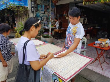 Chiang Rai, Tayland - 6 Mayıs: Chiang rai, Tayland 6 Mayıs 2017 üzerinde bir pazarda bir piyango bileti satın alma kimliği belirsiz bir kadın.