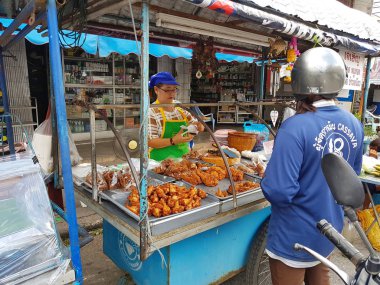 Kamphaeng Phet, Tayland - 6 Mayıs: 6 Mayıs 2017 yılında Kamphaeng Phet, Tayland Nakhon Chum sokak pazarında kızarmış tavuk satış kimliği belirsiz Asyalı kadın.