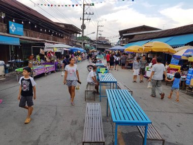 Kamphaeng Phet, Tayland - 6 Mayıs: kimliği belirsiz kişi ya da üzerinde 6 Mayıs 2017 yılında Kamphaeng Phet, Tayland Nakhon Chum street market çevresinde yürüyen turist.