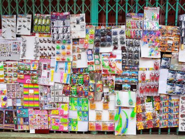 Kamphaeng Phet, Tayland - 6 Mayıs: 6 Mayıs 2017 yılında Kamphaeng Phet, Tayland Nakhon Chum sokak pazarında satılan vintage retro oyuncaklar.