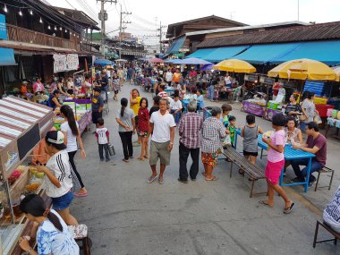 Kamphaeng Phet, Tayland - 6 Mayıs: kimliği belirsiz kişi ya da üzerinde 6 Mayıs 2017 yılında Kamphaeng Phet, Tayland Nakhon Chum street market çevresinde yürüyen turist.