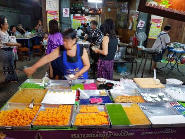 Kamphaeng Phet, Tayland - 6 Mayıs: kimliği belirsiz Asyalı kadın ile 6 Mayıs 2017 yılında Kamphaeng Phet, Tayland Nakhon Chum sokak pazarında tatlılar değişik satış Tay geleneksel giyim.