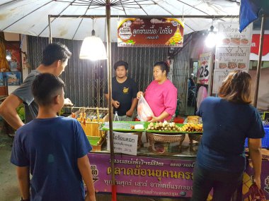 Kamphaeng Phet, Tayland - 6 Mayıs: kimliği belirsiz Asyalı kadın ile 6 Mayıs 2017 yılında Kamphaeng Phet, Tayland Nakhon Chum sokak piyasasında meatballs satış Tay geleneksel giyim.