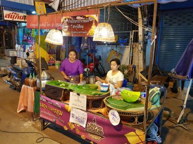 Kamphaeng Phet, Tayland - 6 Mayıs: kimliği belirsiz Asyalı kadın ile 6 Mayıs 2017 yılında Kamphaeng Phet, Tayland Nakhon Chum sokak pazarında Tay tatlı satış Tay geleneksel giyim.