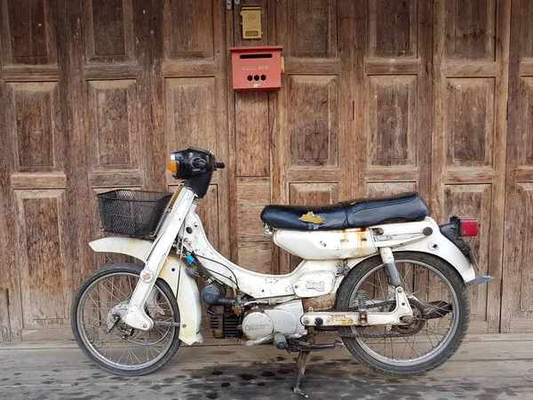 Τσιάνγκ Ράι, Ταϊλάνδη - 6 Μαΐου: παλιά μοτοσικλέτα Yamaha σε φόντο ξύλινη πόρτα στις 6 Μαΐου 2017 Τσιάνγκ Ράι, Ταϊλάνδη. — Φωτογραφία Αρχείου